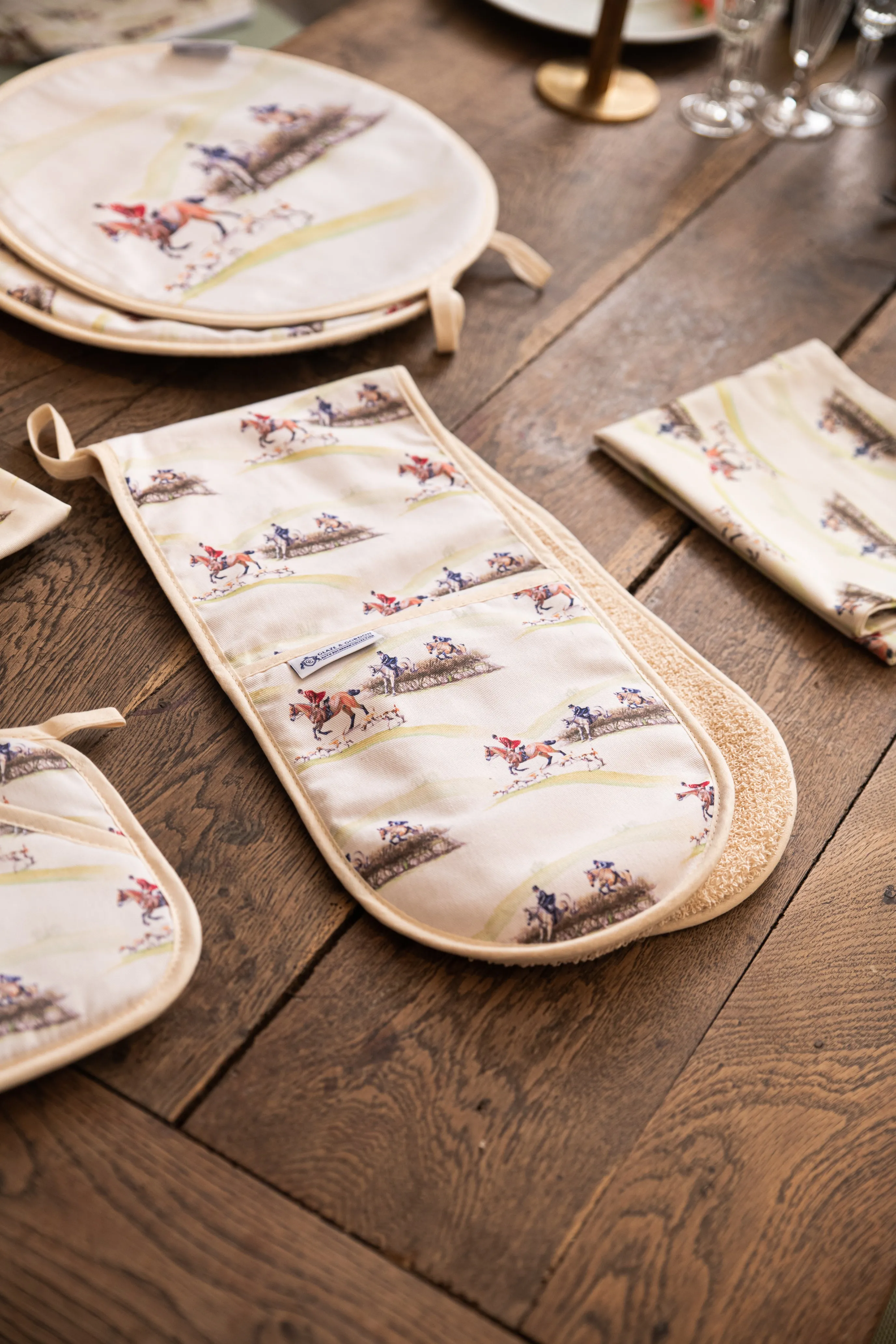 Glaze & Gordon 'The Hunt Jump' Oven Gloves