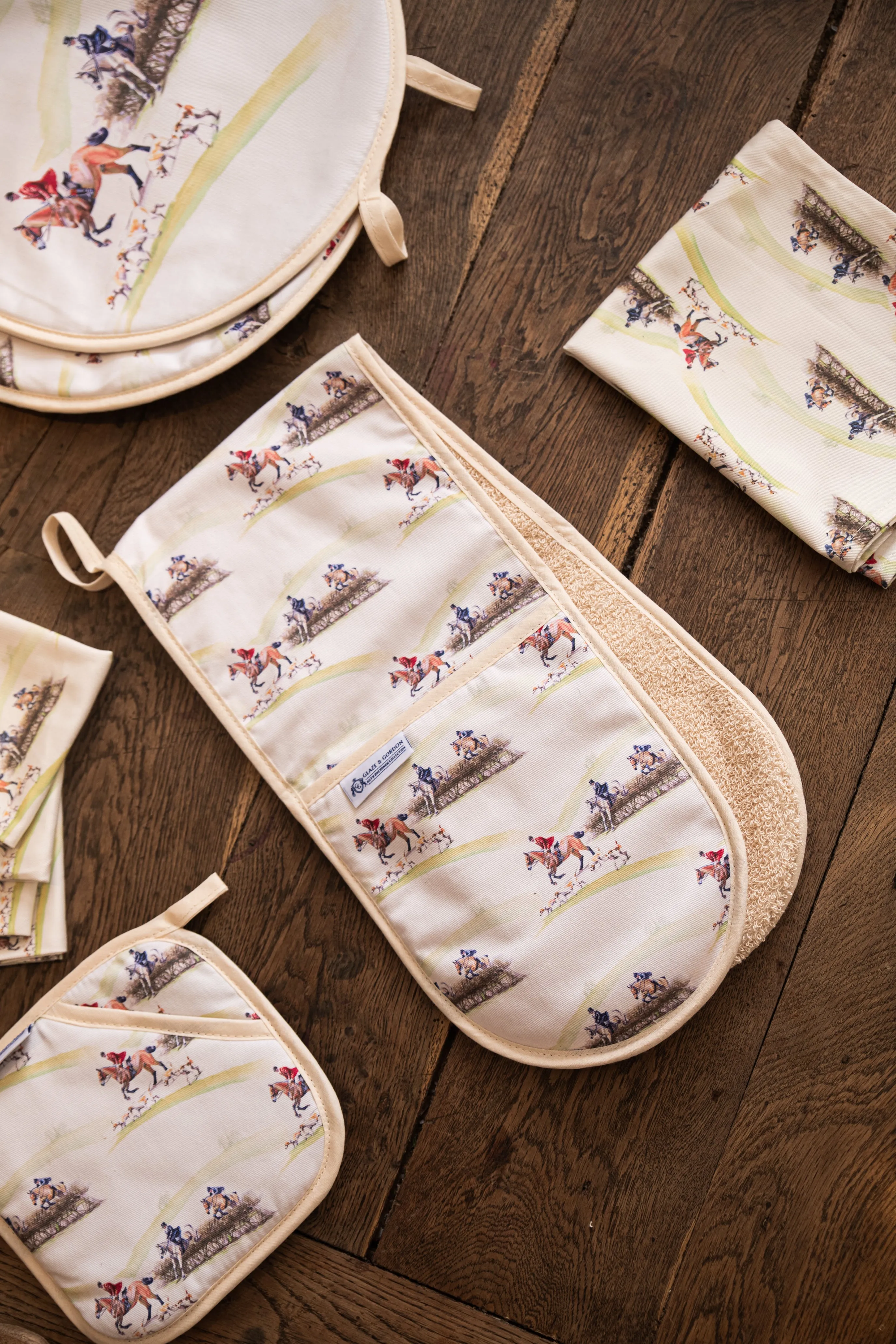 Glaze & Gordon 'The Hunt Jump' Oven Gloves