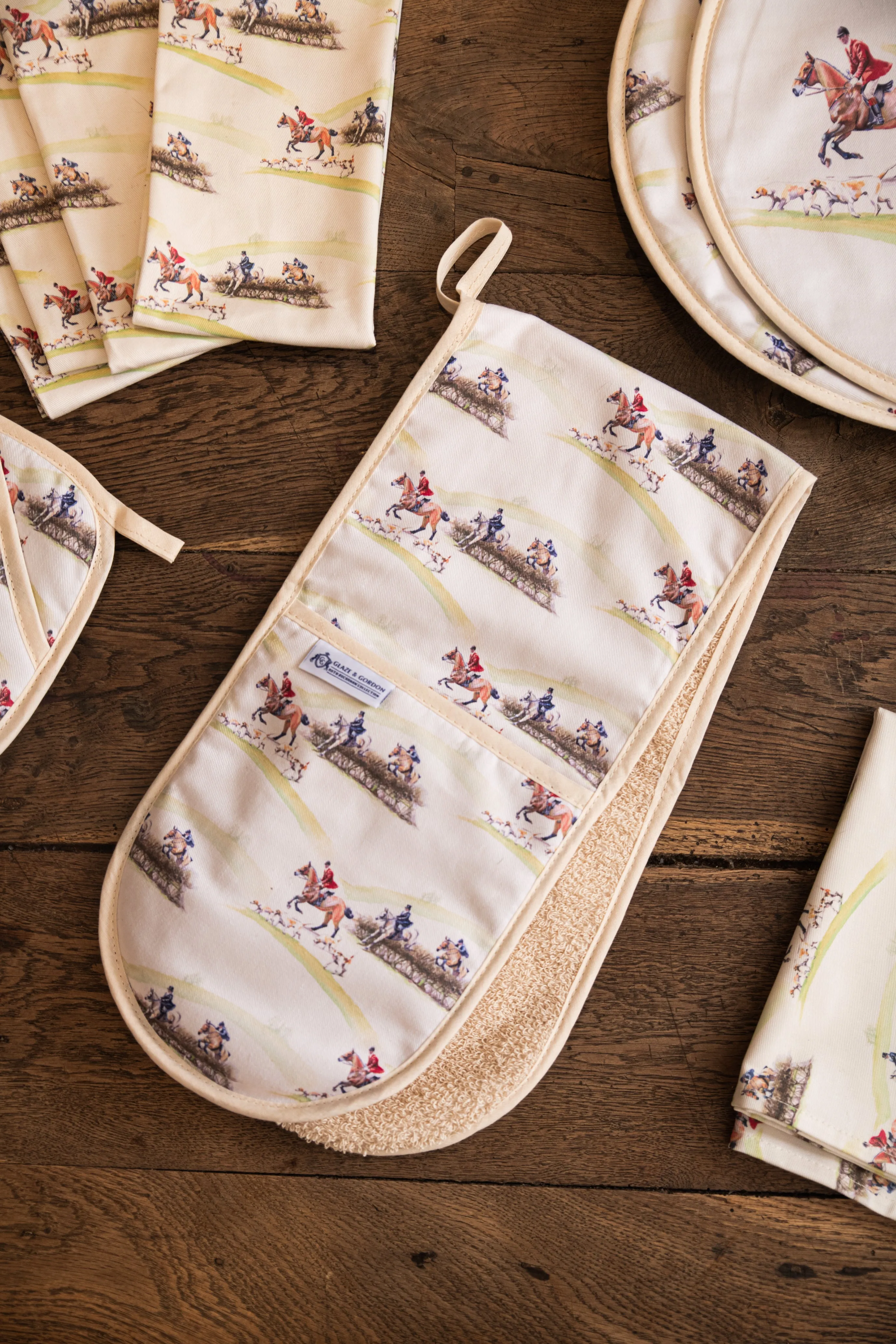 Glaze & Gordon 'The Hunt Jump' Oven Gloves