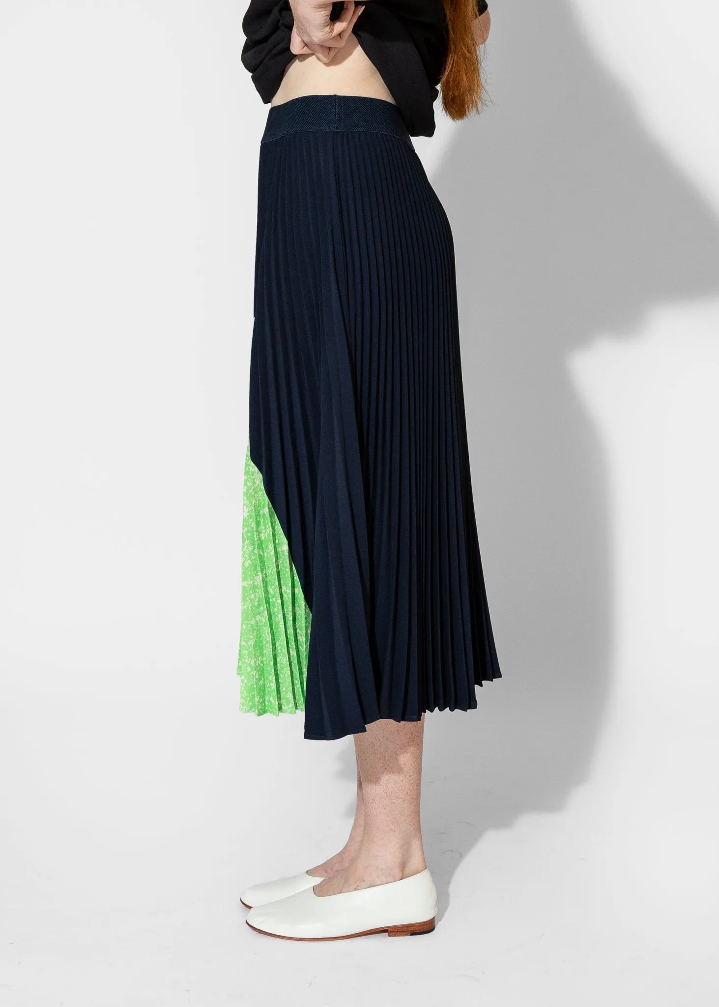 Sunburst Pleated Skirt in Midnight/Lime