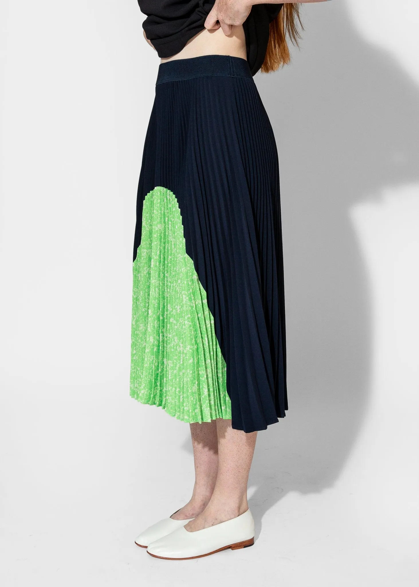 Sunburst Pleated Skirt in Midnight/Lime