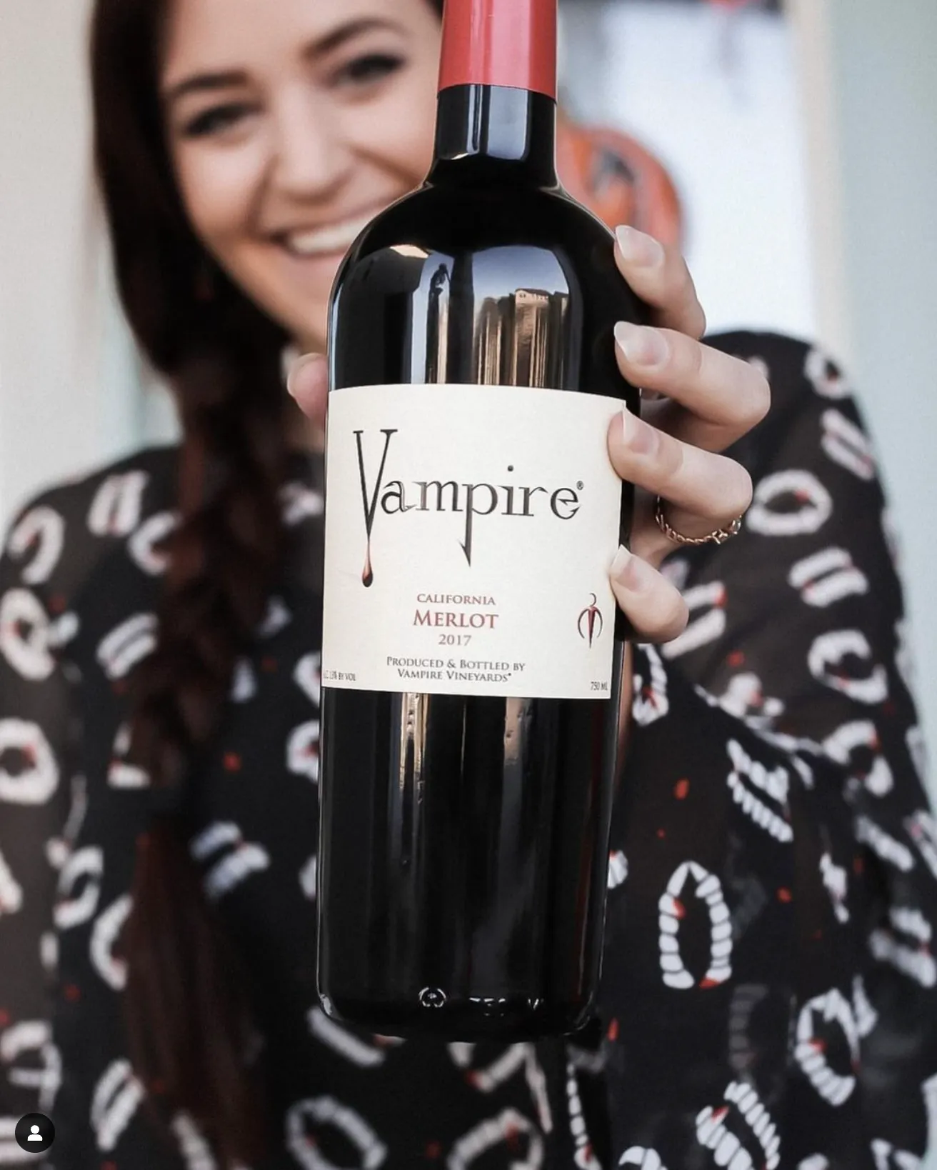 VAMPIRE® MERLOT WITH COFFIN & CAPE